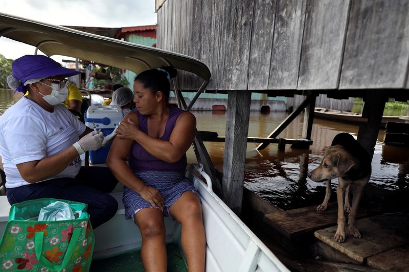 &copy; Reuters. Vacinação em Anamã, Amazonas
14/5/2021 REUTERS/Bruno Kelly