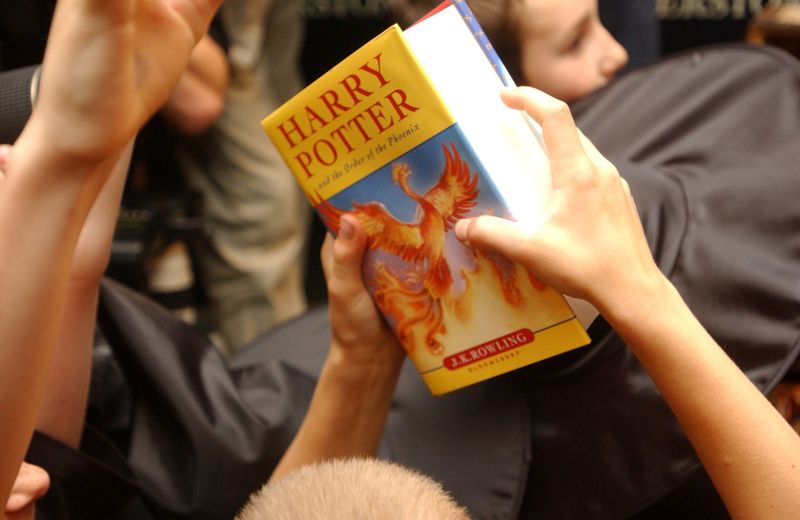 &copy; Reuters. طفل يحمل نسخة من روايات هاري بوتر في مكتبة لبيع الكتب في لندن. صورة من أرشيف رويترز.