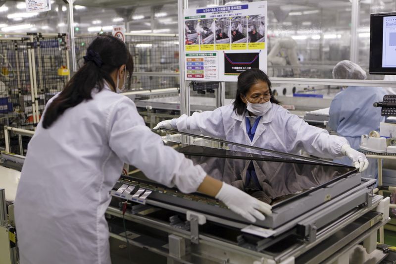 &copy; Reuters. FILE PHOTO: Women assemble an Aquos television at Sharp Corp's Tochigi plant in Yaita, north of Tokyo, November 19, 2015.   REUTERS/Reiji Murai