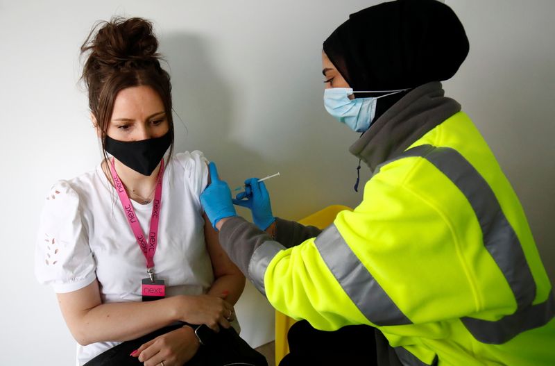 &copy; Reuters. 　５月１９日　英国は新型コロナウイルスワクチンの３回目のブースター（追加免疫）接種の安全性と効果を調べるため、全国規模の臨床試験に乗り出した。写真は５月１９日、 ブラック
