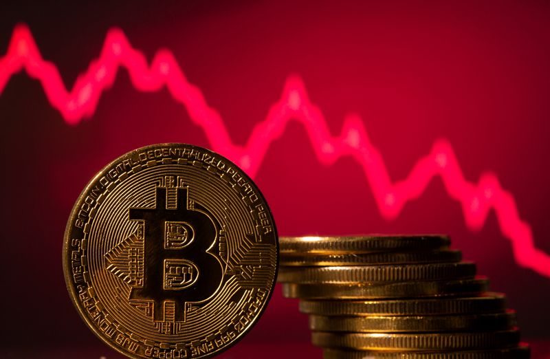 &copy; Reuters. FILE PHOTO: A representations of virtual currency Bitcoin is seen in front of a stock graph in this illustration taken, May 19, 2021. REUTERS/Dado Ruvic/Illustration