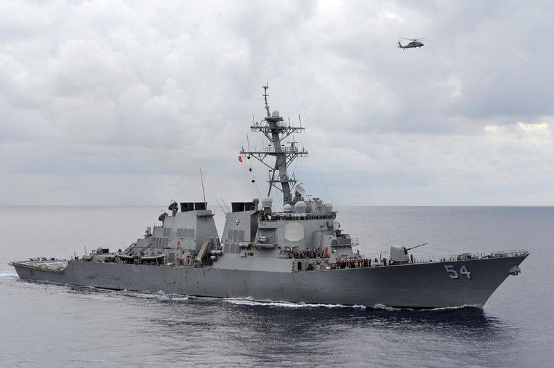 &copy; Reuters. السفينة الحربية الأمريكية كيرتس ويلبور تقوم بدورية في بحر الفلبين. صورة من أرشيف رويترز.
(صورة لرويترز من البحرية الأمريكية ويتم توزيعها كم