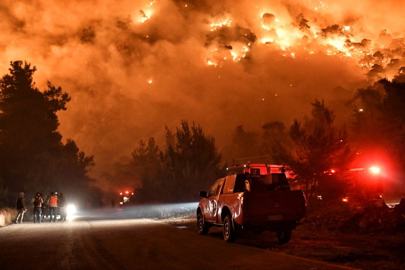 &copy; Reuters. نيران تتصاعد فيما يحاول رجال الإطفاء والمتطوعون إخماد النيران في قرى بمنطقة كورينث بجنوب اليونان  يوم الأربعاء. تصوير: فاسيليس بسوماس - رويت