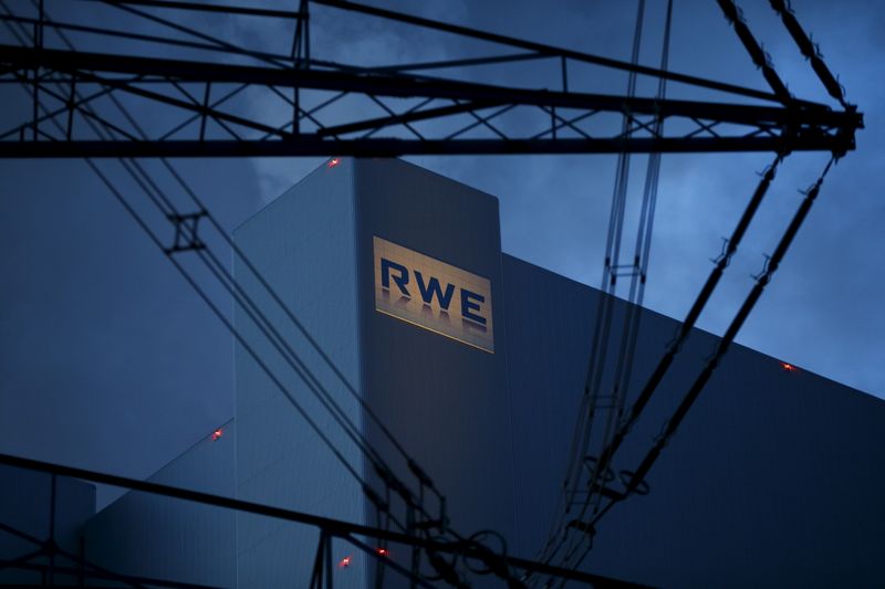© Reuters. FILE PHOTO: The logo of RWE, one of Europe's biggest electricity and gas companies is seen at block F/G of RWE's new coal power plant in Neurath, north-west of Cologne, Germany in this picture taken March 3, 2016. REUTERS/Wolfgang Rattay