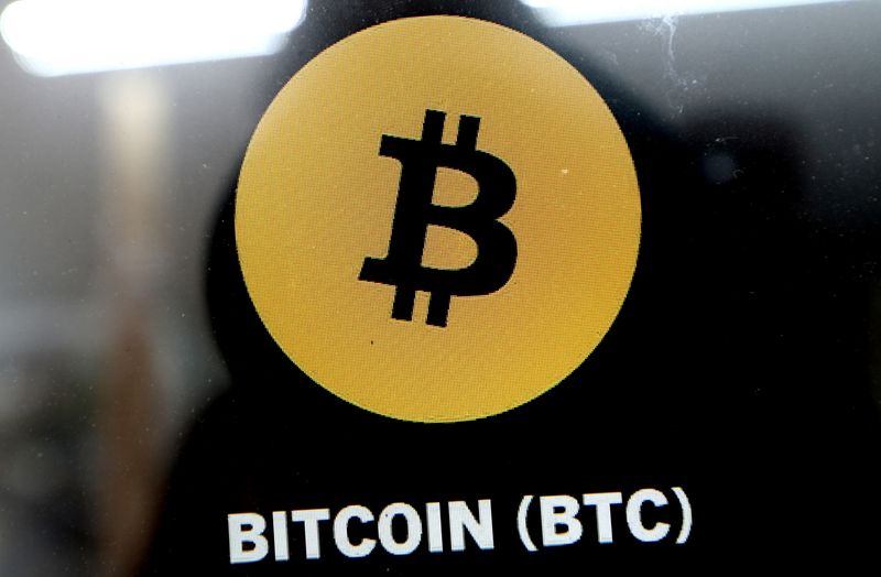 © Reuters. A Bitcoin (BTC) logo is displayed on a crypto currency ATM machine in a shop in Weehawken, New Jersey, U.S., May 19, 2021. REUTERS/Mike Segar