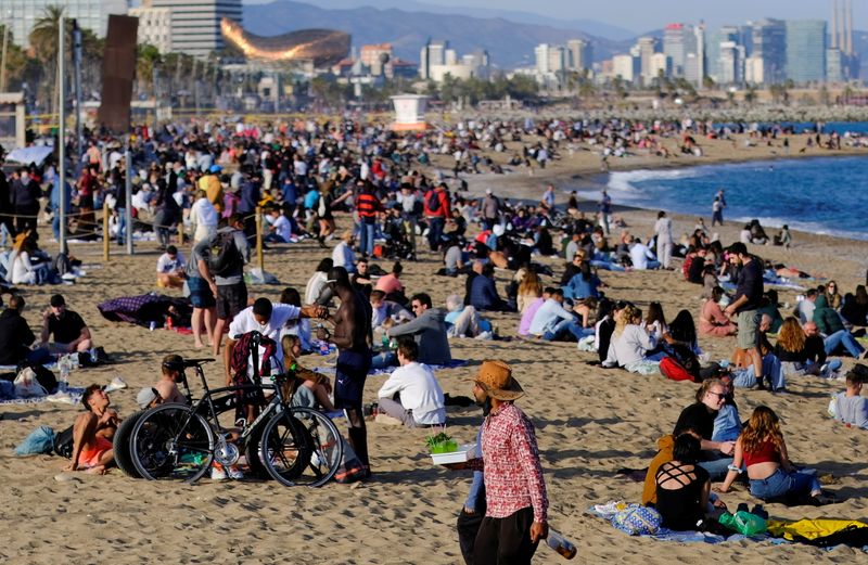 &copy; Reuters. FOTO DE ARCHIVO: La playa de la Barceloneta llena de gente en Barcelona, España, el 2 de abril de 2021. REUTERS/Nacho Doce