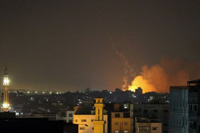 &copy; Reuters. Smoke and flame rise as hostilities between Israel and Hamas escalate, in Gaza May 13, 2021. REUTERS/Ibraheem Abu Mustafa