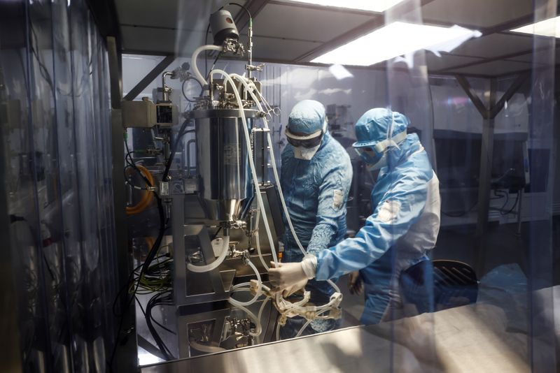 &copy; Reuters. Specialists work with equipment at Chumakov Federal Scientific Center for Research and Development of Immune-and-Biological Products, which conducts development of Russia's third vaccine against the coronavirus disease (COVID-19), in Moscow, Russia Januar
