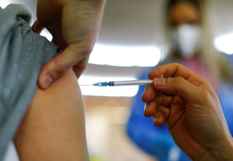 &copy; Reuters. FILE PHOTO: A person receives a dose of the Pfizer-BioNTech COVID-19 vaccine in the Central Mosque in Ehrenfeld suburb, amid the coronavirus disease (COVID-19) pandemic, in Cologne, Germany, May 8, 2021. REUTERS/Thilo Schmuelgen/File Photo