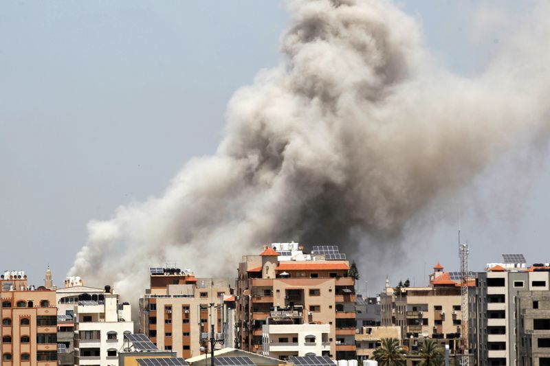 © Reuters. دخان يتصاعد خلال غارة جوية إسرائيلية على مدينة غزة يوم الخميس. تصوير: أحمد جاد الله - رويترز