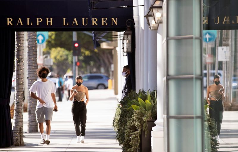 &copy; Reuters. FILE PHOTO: A security guard stands outside the Ralph Lauren store during the outbreak of the coronavirus disease (COVID-19), in Beverly Hills, California, U.S., July 30, 2020. REUTERS/Mario Anzuoni/File Photo  GLOBAL BUSINESS WEEK AHEAD