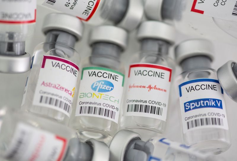 &copy; Reuters. Frascos com etiquetas de vacinas contra a Covid-19
02/05/2021
REUTERS/Dado Ruvic/
