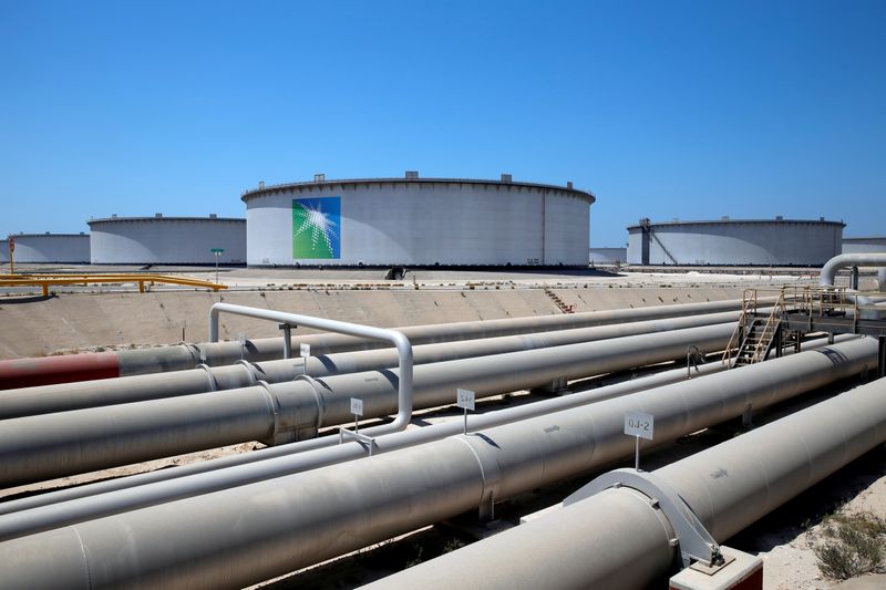 &copy; Reuters. Foto de archivo ilustrativa de tanques petroleros y oleoductos de Saudi Aramco en la refinería de Ras Tanura 
May 21, 2018. REUTERS/Ahmed Jadallah/