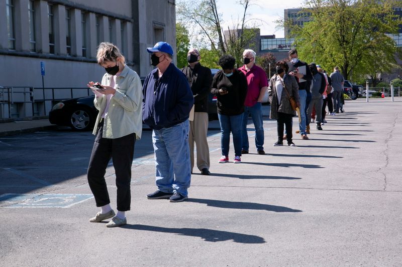 &copy; Reuters. Pessoas fazem fila em centro de carreiras no Kentucky, EUA April 15, 2021.  REUTERS/Amira Karaoud/File Photo