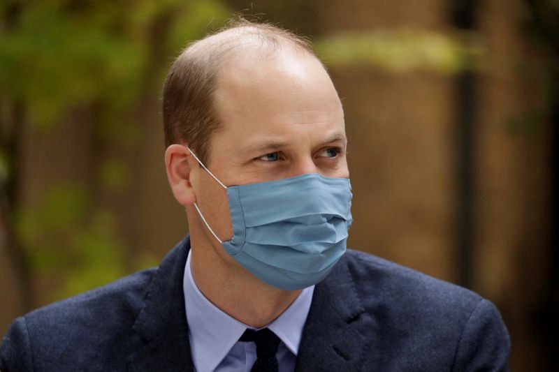 &copy; Reuters. FOTO DE ARQUIVO: Príncipe britânico William usa máscara em visita a hospital em Londres, Reino Unido
20/10/2020 Matt Dunham/Pool via REUTERS