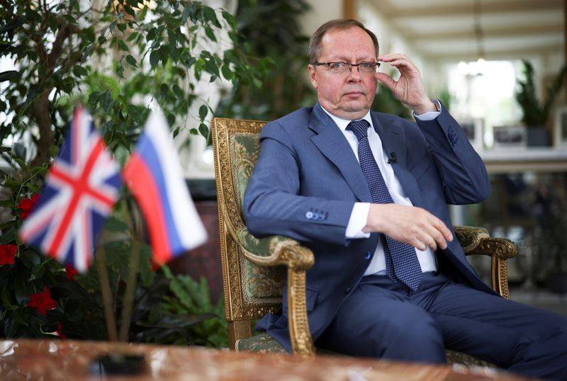 &copy; Reuters. L'Ambasciatore russo nel Regno Unito Andrei Kelin posa all'interno della residenza dell'ambasciatore russo, a Londra, Gran Bretagna, il 20 maggio 2021. REUTERS / Henry Nicholls
