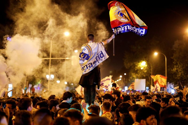 © Reuters. صورة من أرشيف رويترز لجماهير ريال مدريد تحتفل قرب نافورة سيبيليس في وسط العاصمة الاسبانية. 