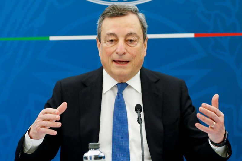 &copy; Reuters. FOTO DE ARQUIVO: Primeiro-ministro italiano Mario Draghi fala durante coletiva de imprensa em Roma, Itália
16/04/2021 REUTERS/Remo Casilli/Pool