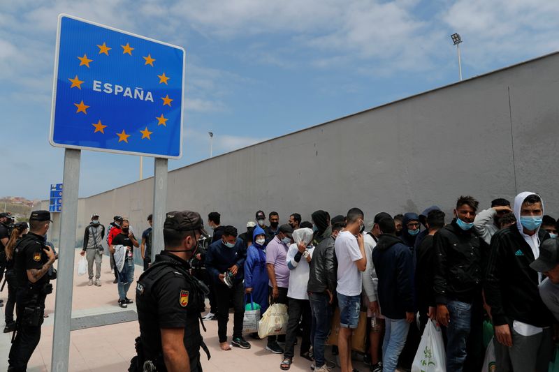 &copy; Reuters. مهاجرون ينتظرون لعبور الحدود المغربية الاسبانية في سبتة يوم الخميس. تصوير: جون نازكا - رويترز.