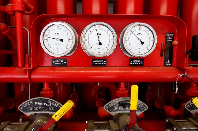 &copy; Reuters. Pressure gauges are seen at a shale gas fracking facility belonging to Poland's PGNiG near the village of Rybakowo, May 21, 2013. Hopes that Poland could lead a U.S.-style shale gas boom in Europe are fading fast as energy companies say red tape is delayi