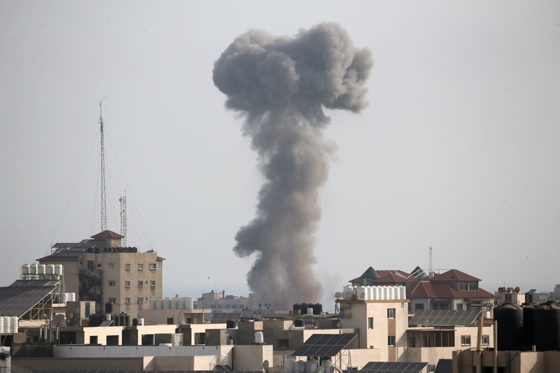 &copy; Reuters. Smoke rises following an Israeli air strike, amid Israeli-Palestinian fighting, in Gaza, May 20, 2021. REUTERS/Ibraheem Abu Mustafa