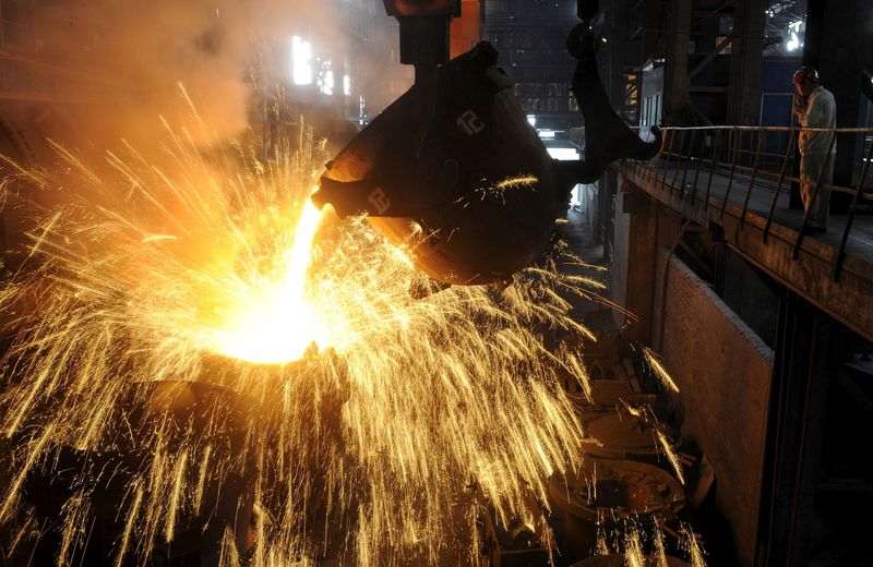 &copy; Reuters. Imagen de archivo. Empleado superviza vertido de acero en contenedor en siderúrgica de Hefei
