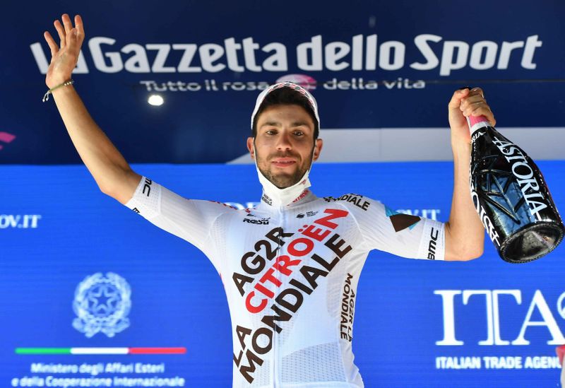 © Reuters. الإيطالي أندريا فندرامي يحتفل بفوزه بالمرحلة 12 من سباق إيطاليا للدراجات في بانيو دي رومانيا يوم الخميس. تصوير:رويترز.