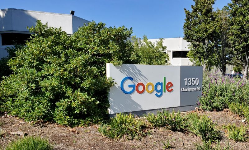 &copy; Reuters. Imagen de archivo de un letrero afuera de una oficina de Google cerca de la sede principal de la compañía en Mountain View, California