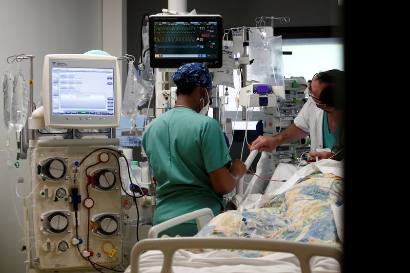 &copy; Reuters. Le nombre total de contaminations au coronavirus en France a été revu à la baisse de près de 350.000, à quelque 5,56 millions de cas. /Photo prise le 4 mai 2021/REUTERS/Benoit Tessier/File Photo