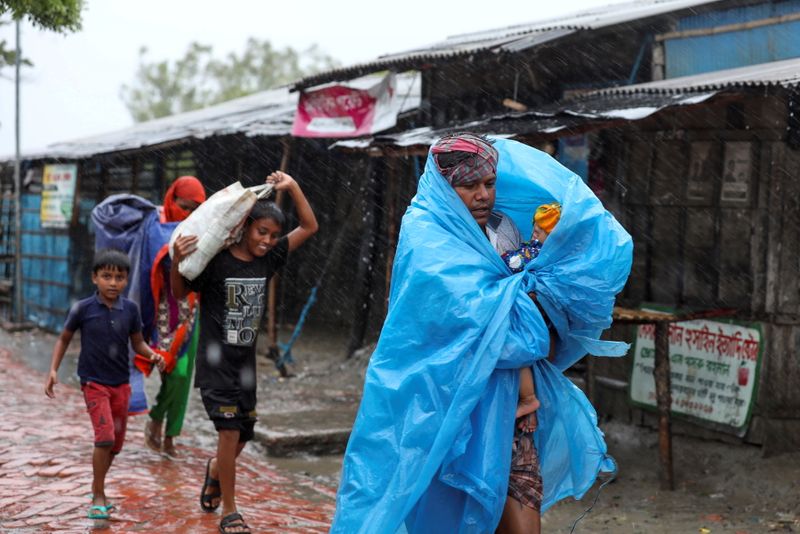 &copy; Reuters. Pessoas buscam abrigo após passagem do ciclone Amphan por Bangladesh
20/05/2020
REUTERS/Stringer