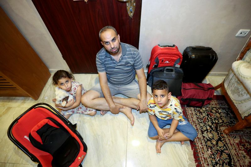 © Reuters. Palestinian Al-Mashharawi family, prepare their bags as they wait to leave a house, amid Israeli-Palestinian fighting, in Gaza City May 19, 2021. Picture taken May 19, 2021. REUTERS/Mohammad Shana