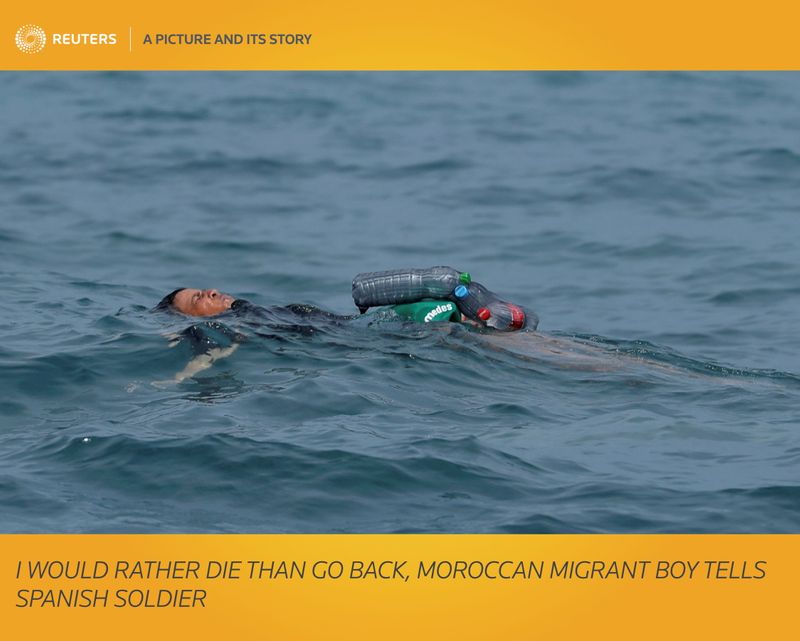 &copy; Reuters. صبي مغربي يسبح بمساعدة زجاجات بلاستيكية إلى جيب سبتة الإسباني يوم الخميس. تصوير: جون نازكا - رويترز. 