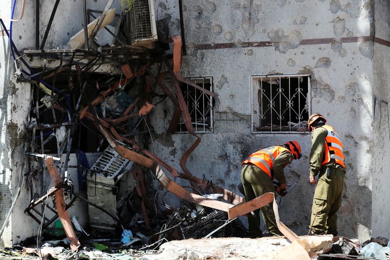 &copy; Reuters. Israël et le groupe armé palestinien du Hamas vont débuter une trêve "mutuelle et simultanée" à Gaza vendredi à 02h00 (jeudi 23h00 GMT). /Photo prise le 17 mai 2021/REUTERS/Ronen Zvulun