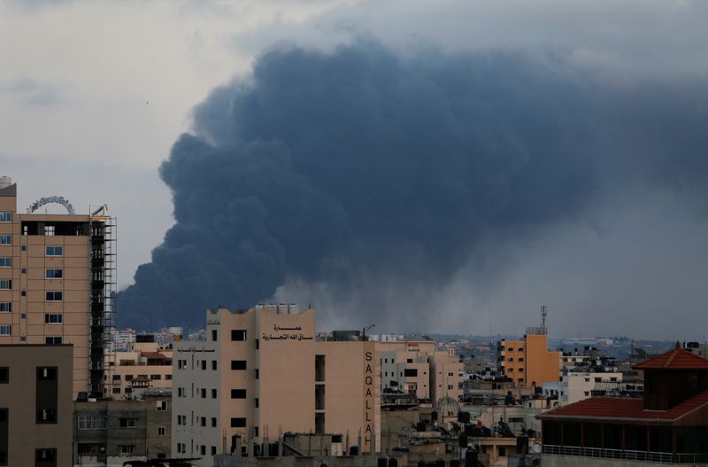 &copy; Reuters. الدخان يتصاعد خلال القتال بين إسرائيل والفلسطينيين في غزة يوم الخميس. تصوير: محمد سالم - رويترز. 