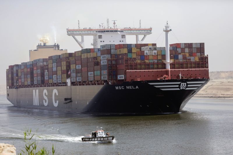 &copy; Reuters. سفينة شحن حاويات تبحر في قناة السويس في صورة بتاريخ السادس من أبريل نيسان 2021. تصوير: محمد عبد الغني - رويترز. 