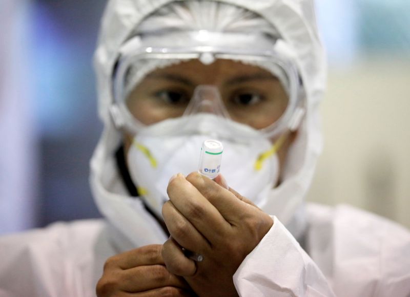 &copy; Reuters. Profissional de saúde prepara vacina em La Paz
 1/3/2021   REUTERS/David Mercado