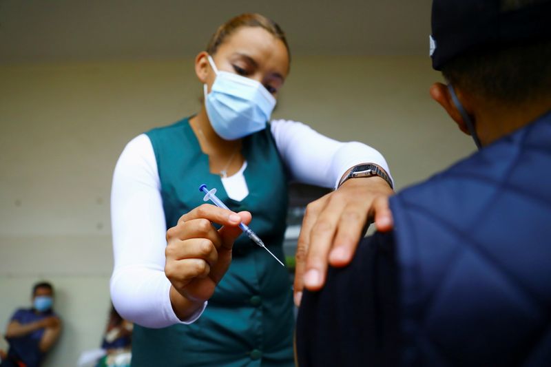 &copy; Reuters. FILE PHOTO: A nurse applies a dose of the Pfizer-BioNTech coronavirus disease (COVID-19) vaccine in Mexico City, Mexico May 13, 2021. REUTERS/Edgard Garrido/File Photo