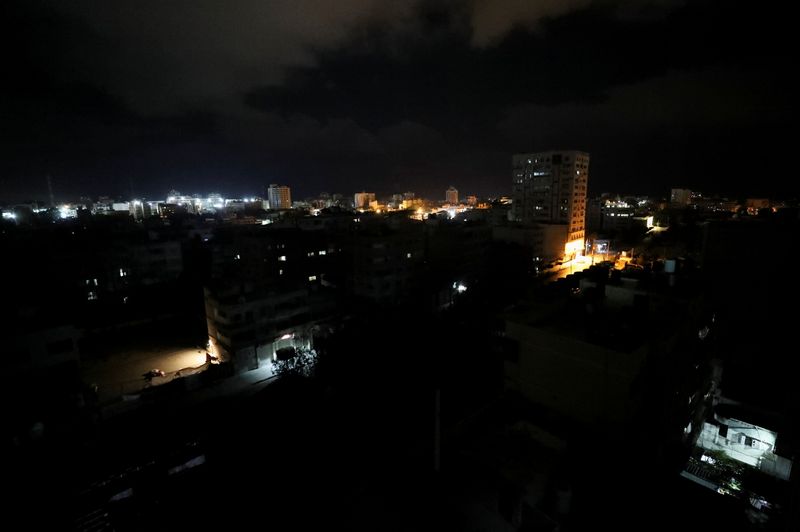 © Reuters. صورة عامة لغزة يوم الخميس قبل سريان الهدنة. تصوير: محمد سالم - رويترز. 