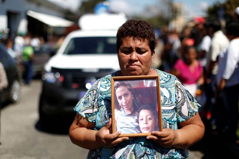 &copy; Reuters. Mulher segura foto de Rosa Ivett Colindres de Pimentel e do filho assassinados
em El Salvador
 9/2/2019    REUTERS/José Cabezas