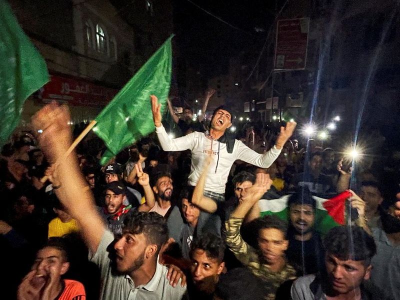 &copy; Reuters. Palestinians celebrate in the streets following a ceasefire, in the southern Gaza Strip May 21, 2021. REUTERS/Ibraheem Abu Mustafa
