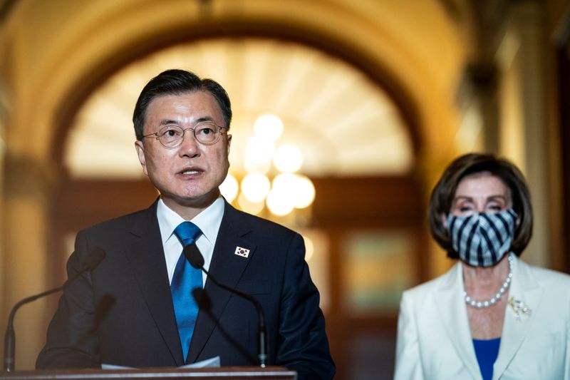 © Reuters. South Korean President Moon Jae-in speaks as U.S. House Speaker Nancy Pelosi listens during a meeting at the U.S. Capitol in Washington, U.S., May 20, 2021. Jabin Botsford/Pool via REUTERS