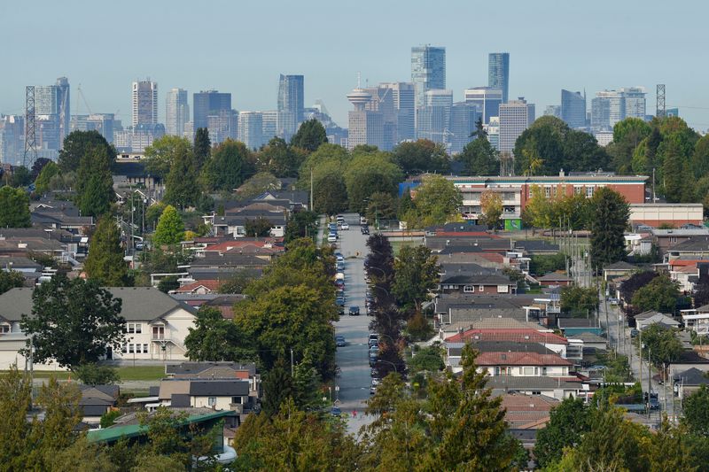 &copy; Reuters. FILE PHOTO: Single family homes are seen against the skyline of Vancouver, British Columbia, Canada September 30, 2020. REUTERS/Jennifer Gauthier
