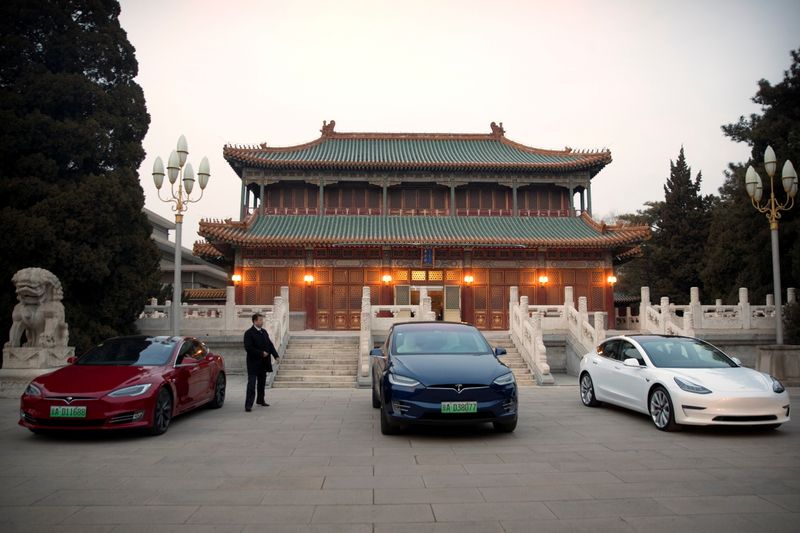 &copy; Reuters. FILE PHOTO: Tesla vehicles are parked outside a building at the Zhongnanhai leadership compound during a meeting between Tesla CEO Elon Musk and Chinese Premier Li Keqiang in Beijing, China, January 9, 2019. Mark Schiefelbein/Pool via REUTERS/File Photo