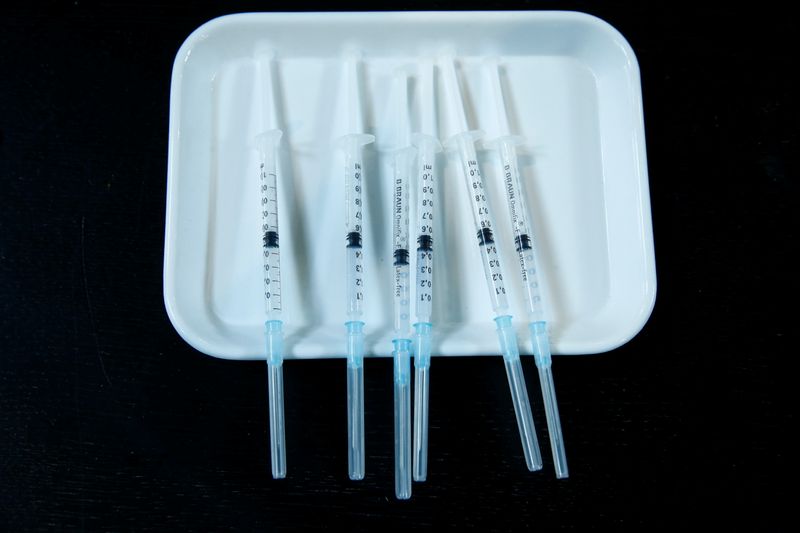 &copy; Reuters. Le Japon devrait approuver l'utilisation des vaccins contre le COVID-19 développés par les laboratoires Moderna et AstraZeneca après qu'ils ont obtenu le feu vert des régulateurs de santé un jour plus tôt. /Photo prise le 12 mai 2021/REUTERS/Arnd Wi
