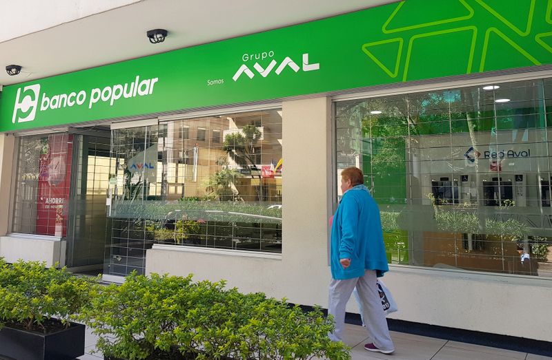 &copy; Reuters. Foto de archivo. Una mujer camina frente a una oficina del Banco Popular, parte del Grupo Aval, en Bogotá, Colombia, 4 de febrero, 2020. REUTERS/Luis Jaime Acosta