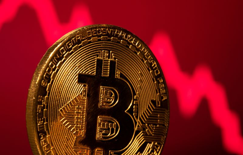 &copy; Reuters. FILE PHOTO: A representation of virtual currency Bitcoin is seen in front of a stock graph in this illustration taken May 19, 2021. REUTERS/Dado Ruvic/Illustration