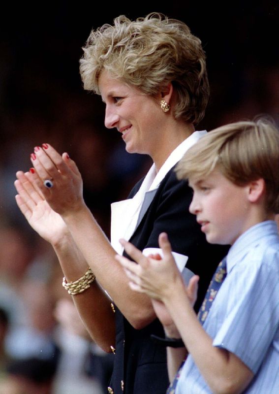 &copy; Reuters. الأمير البريطاني وليام حفيد الملكة إليزابيث ووالدته الأميرة ديانا في صورة من أرشيف رويترز.
