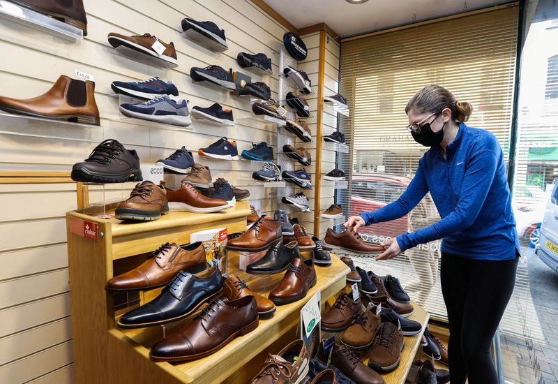 &copy; Reuters. 英国立統計局（ＯＮＳ）が２１日発表した４月の小売売上高は前月比９．２％増加した。写真は、開店準備をする靴店の従業員。北アイルランド・エニスキレンで2021年4月29日に撮影。（2021