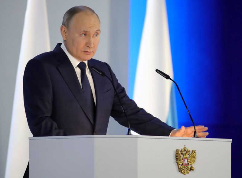 &copy; Reuters. ロシアのプーチン大統領は２０日、同国の領土を奪おうとする者の「歯をへし折る」と述べ、侵攻には強力に対抗する姿勢を示した。写真は、2021年4月21日に連邦議会で演説するプーチン大
