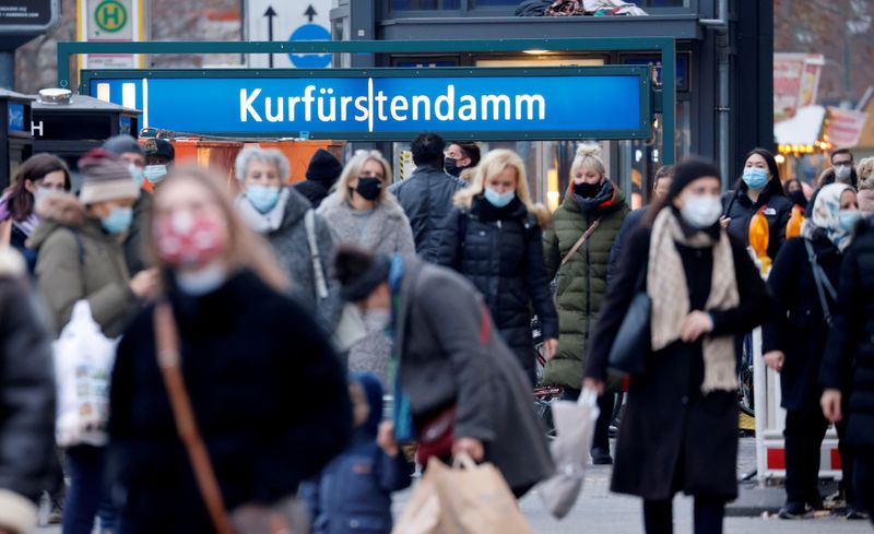 &copy; Reuters. FILE PHOTO: People with protective face masks walk at Kurfurstendamm shopping boulevard, amid the coronavirus disease (COVID-19) outbreak in Berlin, Germany, December 5, 2020.  REUTERS/Fabrizio Bensch